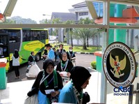 Sebanyak 393 jemaah haji kloter pertama embarkasi Jakarta mulai tiba di Asrama Haji Pondok Gede hari ini., Jakarta Timur, sejak Selasa (21/4/2026) pagi. (CNBC Indonesia/Muhammad Sabki)