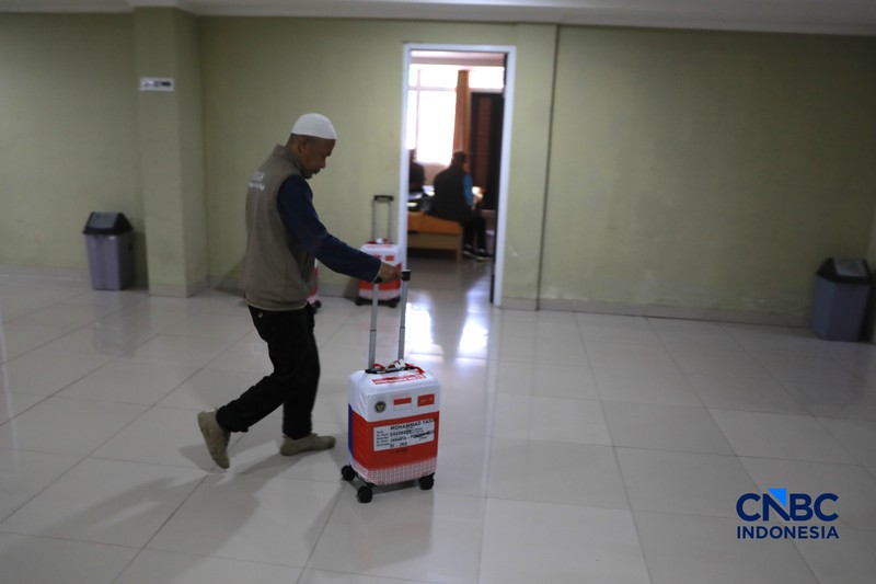 Sebanyak 393 jemaah haji kloter pertama embarkasi Jakarta mulai tiba di Asrama Haji Pondok Gede hari ini., Jakarta Timur, sejak Selasa (21/4/2026) pagi. (CNBC Indonesia/Muhammad Sabki)