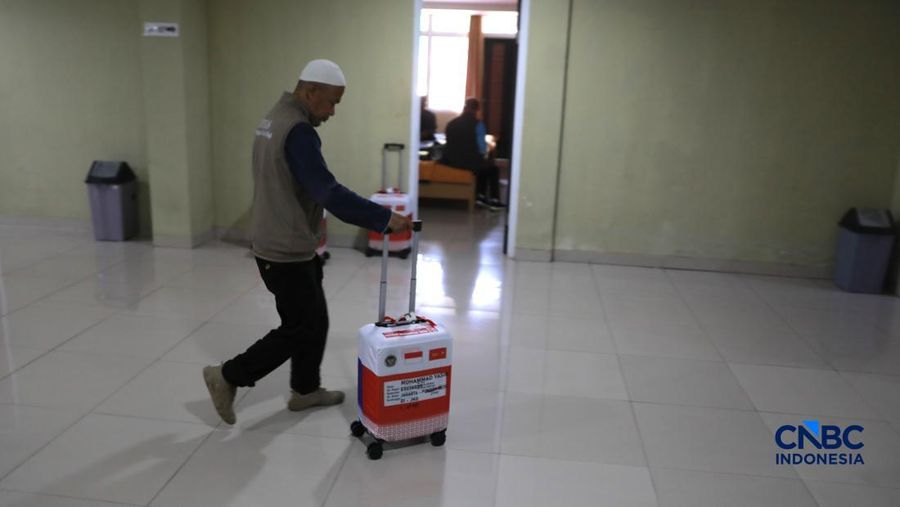 Sebanyak 393 jemaah haji kloter pertama embarkasi Jakarta mulai tiba di Asrama Haji Pondok Gede hari ini., Jakarta Timur, sejak Selasa (21/4/2026) pagi.