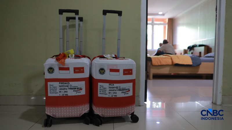 Sebanyak 393 jemaah haji kloter pertama embarkasi Jakarta mulai tiba di Asrama Haji Pondok Gede hari ini., Jakarta Timur, sejak Selasa (21/4/2026) pagi. (CNBC Indonesia/Muhammad Sabki)