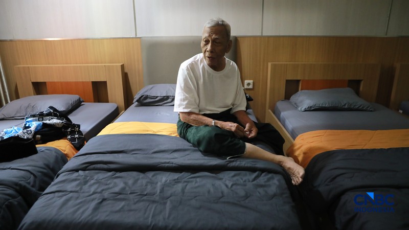 Sebanyak 393 jemaah haji kloter pertama embarkasi Jakarta mulai tiba di Asrama Haji Pondok Gede hari ini., Jakarta Timur, sejak Selasa (21/4/2026) pagi. (CNBC Indonesia/Muhammad Sabki)