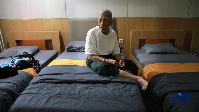 Sebanyak 393 jemaah haji kloter pertama embarkasi Jakarta mulai tiba di Asrama Haji Pondok Gede hari ini., Jakarta Timur, sejak Selasa (21/4/2026) pagi.