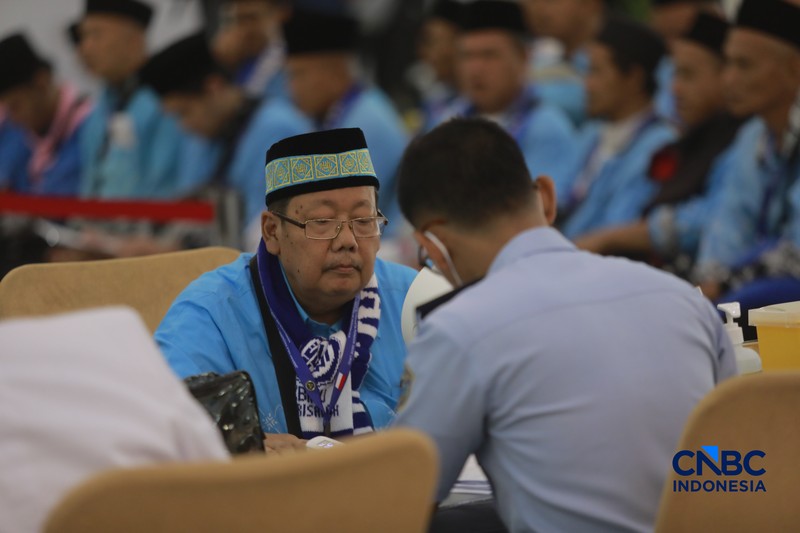 Sebanyak 393 jemaah haji kloter pertama embarkasi Jakarta mulai tiba di Asrama Haji Pondok Gede hari ini., Jakarta Timur, sejak Selasa (21/4/2026) pagi. (CNBC Indonesia/Muhammad Sabki)