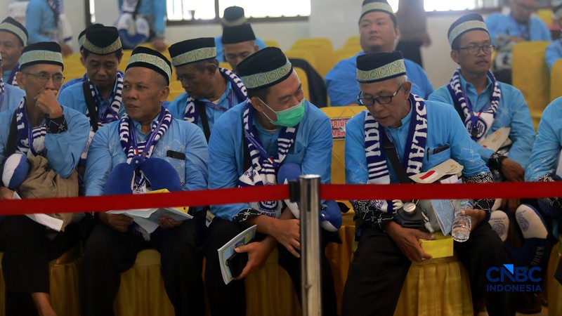 Sebanyak 393 jemaah haji kloter pertama embarkasi Jakarta mulai tiba di Asrama Haji Pondok Gede hari ini., Jakarta Timur, sejak Selasa (21/4/2026) pagi. (CNBC Indonesia/Muhammad Sabki)