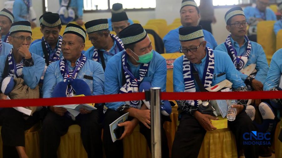 Sebanyak 393 jemaah haji kloter pertama embarkasi Jakarta mulai tiba di Asrama Haji Pondok Gede hari ini., Jakarta Timur, sejak Selasa (21/4/2026) pagi. (CNBC Indonesia/Muhammad Sabki)