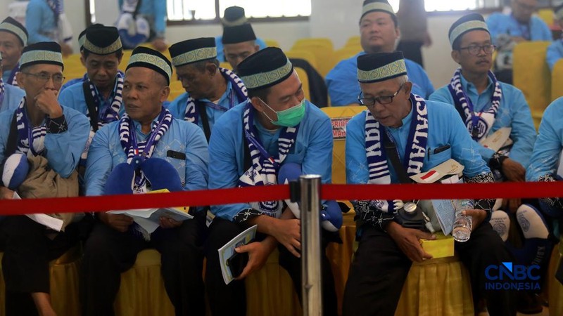 Sebanyak 393 jemaah haji kloter pertama embarkasi Jakarta mulai tiba di Asrama Haji Pondok Gede hari ini., Jakarta Timur, sejak Selasa (21/4/2026) pagi. (CNBC Indonesia/Muhammad Sabki)