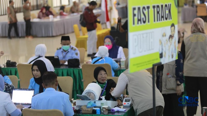 Sebanyak 393 jemaah haji kloter pertama embarkasi Jakarta mulai tiba di Asrama Haji Pondok Gede hari ini., Jakarta Timur, sejak Selasa (21/4/2026) pagi.