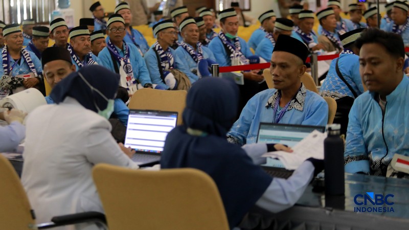 Sebanyak 393 jemaah haji kloter pertama embarkasi Jakarta mulai tiba di Asrama Haji Pondok Gede hari ini., Jakarta Timur, sejak Selasa (21/4/2026) pagi. (CNBC Indonesia/Muhammad Sabki)
