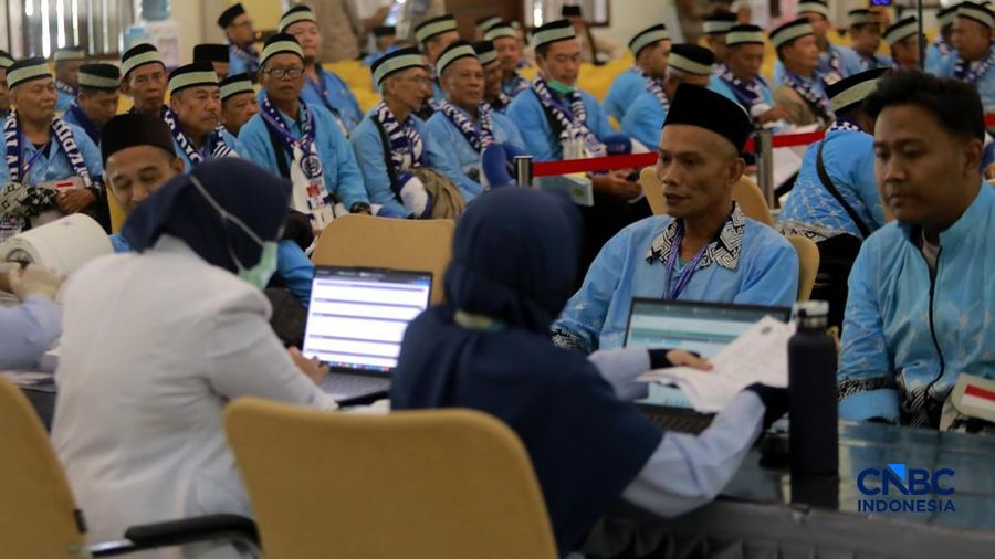 Sebanyak 393 jemaah haji kloter pertama embarkasi Jakarta mulai tiba di Asrama Haji Pondok Gede hari ini., Jakarta Timur, sejak Selasa (21/4/2026) pagi.