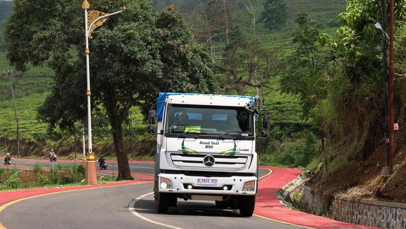 Sebuah truk yang menggunakan bahan bakar biodiesel sawit 50% melaju selama uji jalan B50, seiring dengan rencana Indonesia untuk menaikkan tingkat pencampuran wajib biodiesel berbasis sawit dari 40% menjadi 50%, standar yang dikenal sebagai B50, yang