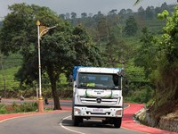 Sebuah truk yang menggunakan bahan bakar biodiesel sawit 50% melaju selama uji jalan B50, seiring dengan rencana Indonesia untuk menaikkan tingkat pencampuran wajib biodiesel berbasis sawit dari 40% menjadi 50%, standar yang dikenal sebagai B50, yang