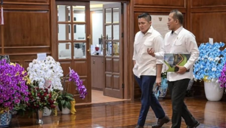 Sekretaris Kabinet (Seskab) Teddy Indra Wijaya menerima Menteri Ferry Juliantono di Jakarta, Senin (20/4/2026). (Tangkapan layar IG)