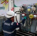 Seorang pekerja mengoperasikan unit pencampur bahan bakar portabel selama acara pengujian biodiesel 50%, seiring Indonesia berencana untuk menaikkan tingkat pencampuran wajib untuk biodiesel berbasis sawit dari 40% menjadi 50%, standar yang dikenal s