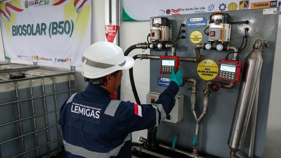 Seorang pekerja mengoperasikan unit pencampur bahan bakar portabel selama aktivitas pengetesan biodiesel 50%, seiring Indonesia berencana untuk meningkatkan tingkat pencampuran wajib untuk biodiesel berbasis sawit dari 40% menjadi 50%, standar nan dikenal sebagai B50, nan merupakan bagian dari rencana pemerintah nan lebih luas untuk mengurangi akibat nan timbul dari perang Iran, di Lembang, Provinsi Jawa Barat, 21 April 2026.