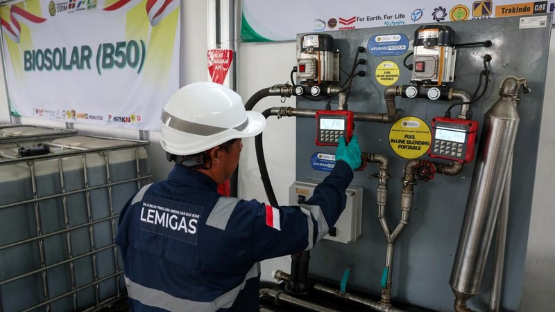 Seorang pekerja mengoperasikan unit pencampur bahan bakar portabel selama acara pengujian biodiesel 50%, seiring Indonesia berencana untuk menaikkan tingkat pencampuran wajib untuk biodiesel berbasis sawit dari 40% menjadi 50%, standar yang dikenal sebagai B50, yang merupakan bagian dari rencana pemerintah yang lebih luas untuk mengurangi risiko yang timbul dari perang Iran, di Lembang, Provinsi Jawa Barat, 21 April 2026.