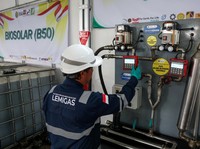 Seorang pekerja mengoperasikan unit pencampur bahan bakar portabel selama acara pengujian biodiesel 50%, seiring Indonesia berencana untuk menaikkan tingkat pencampuran wajib untuk biodiesel berbasis sawit dari 40% menjadi 50%, standar yang dikenal s