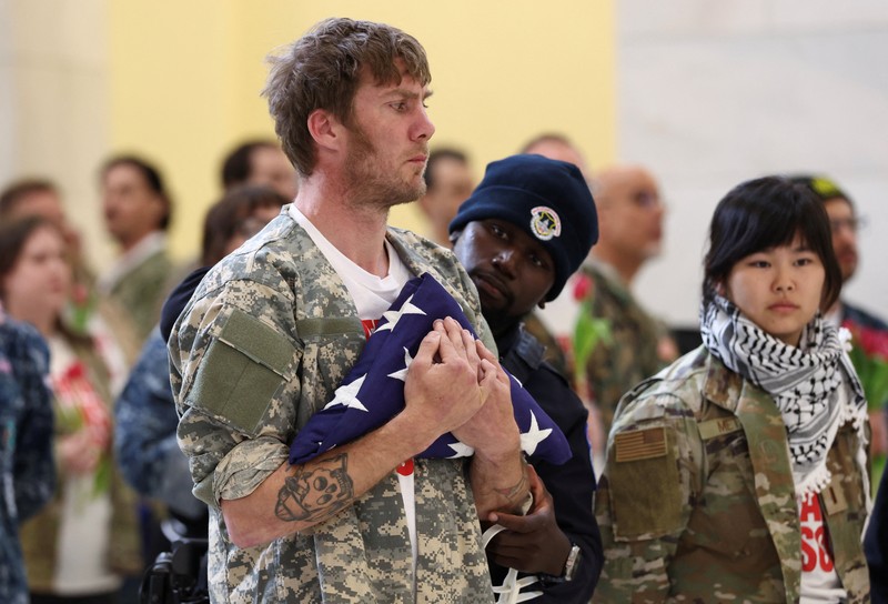 Para veteran dari kelompok About Face melakukan upacara melipat bendera sebagai bentuk protes terhadap perang Iran, di Rotunda Gedung Kantor Cannon House di Capitol Hill di Washington, D.C., AS, 20 April 2026. (REUTERS/Kevin Lamarque)