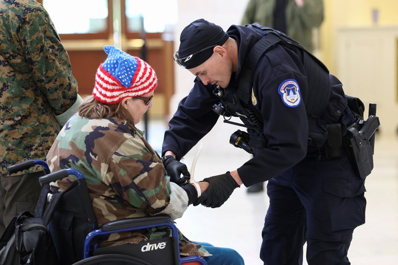 Para veteran dari kelompok About Face melakukan upacara melipat bendera sebagai bentuk protes terhadap perang Iran, di Rotunda Gedung Kantor Cannon House di Capitol Hill di Washington, D.C., AS, 20 April 2026. (REUTERS/Kevin Lamarque)