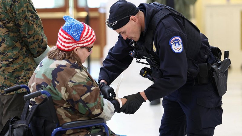 Tangan seorang demonstran diikat dengan tali plastik saat demonstrasi menentang perang Iran oleh kelompok veteran About Face di Rotunda Gedung Kantor Cannon House di Capitol Hill di Washington, D.C., AS, 20 April 2026.