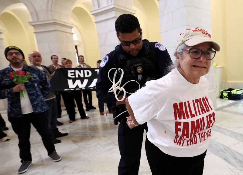 Para veteran dari kelompok About Face melakukan upacara melipat bendera sebagai bentuk protes terhadap perang Iran, di Rotunda Gedung Kantor Cannon House di Capitol Hill di Washington, D.C., AS, 20 April 2026. (REUTERS/Kevin Lamarque)