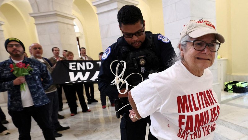 Tangan seorang demonstran diikat dengan tali plastik saat demonstrasi menentang perang Iran oleh para veteran dari kelompok About Face dan anggota keluarga militer di Rotunda Gedung Kantor Cannon House di Capitol Hill di Washington, D.C., AS, 20 April 2026.