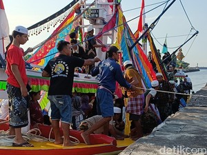 Tradisi Ngater Kajien Antar CJH dengan 15 Perahu Hias di Probolinggo