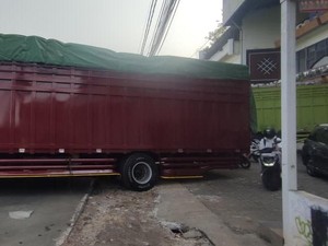 Truk Kejeblos Got Melintang di Jalan Pondok Cabe, Lalin Macet Parah
