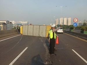 Video Truk Terguling di Tol Wiyoto Wiyono Bikin Macet, Kini Sudah Dievakasi