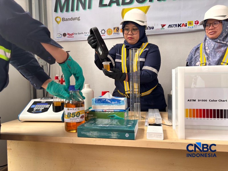 Uji kandungan campuran bahan bakar B50, di Wisma Balitsa, Lembang, Jawa Barat. Selasa (21/4/2026). (CNBC Indonesia/Firda Dwi Muliawati)