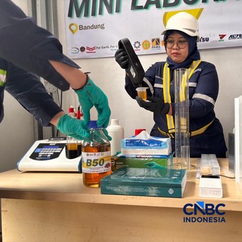 Uji kandungan campuran bahan bakar B50, di Wisma Balitsa, Lembang, Jawa Barat. Selasa (21/4/2026). (CNBC Indonesia/Firda Dwi Muliawati)