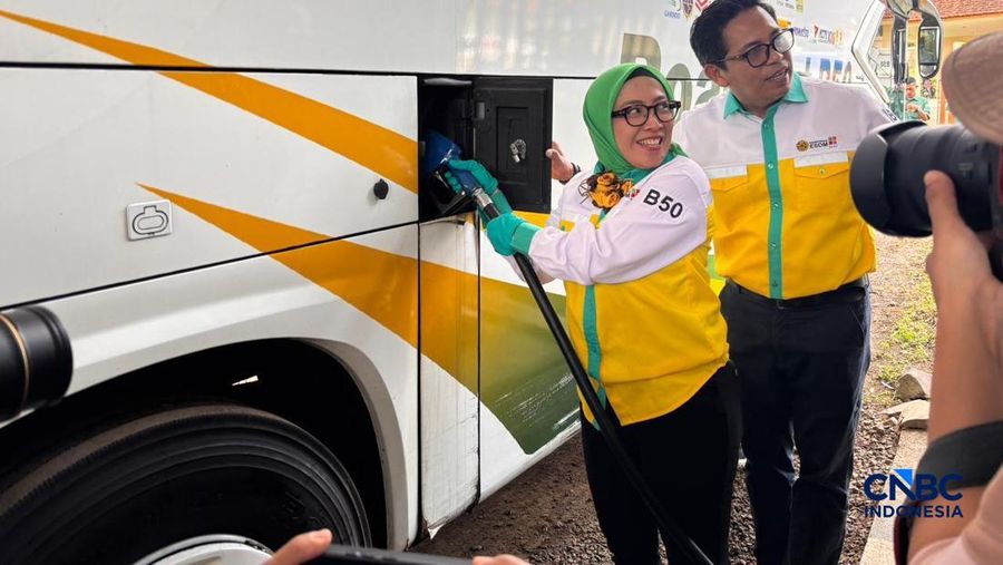 Uji pengisian bahan bakar B50 ke bus, di Wisma Balitsa, Lembang, Jawa Barat. Selasa (21/4/2026). (CNBC Indonesia/Firda Dwi Muliawati)