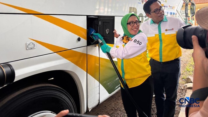Uji pengisian bahan bakar B50 ke bus, di Wisma Balitsa, Lembang, Jawa Barat. Selasa (21/4/2026). (CNBC Indonesia/Firda Dwi Muliawati)