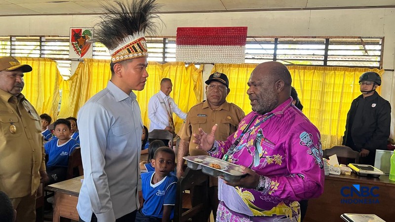 Wapres Gibran meninjau pembagian MBG di Kabupaten Mimika, Papua Tengah, Selasa (21/4/2026). (CNBC Indonesia/Halimatus Sa&rsquo;diyah)