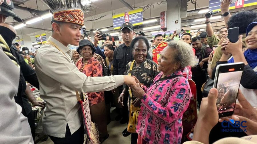 Wakil Presiden Gibran Rakabuming merayakan Hari Kartini bersama mama-mama Papua di Sorong, Papua Barat, Selasa (21/4/2026). (CNBC Indonesia/Halimatus Sa’diyah)