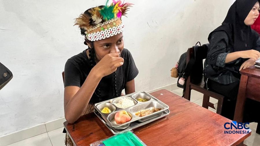 Wapres Gibran meninjau pembagian MBG di Kabupaten Mimika, Papua Tengah, Selasa (21/4/2026).