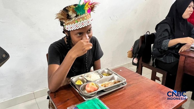 Wapres Gibran meninjau pembagian MBG di Kabupaten Mimika, Papua Tengah, Selasa (21/4/2026).