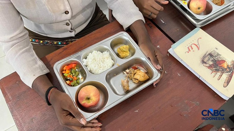 Wapres Gibran meninjau pembagian MBG di Kabupaten Mimika, Papua Tengah, Selasa (21/4/2026).