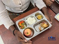 Wapres Gibran meninjau pembagian MBG di Kabupaten Mimika, Papua Tengah, Selasa (21/4/2026). (CNBC Indonesia/Halimatus Sa’diyah)