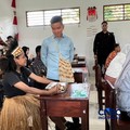 Wapres Gibran meninjau pembagian MBG di Kabupaten Mimika, Papua Tengah, Selasa (21/4/2026). (CNBC Indonesia/Halimatus Sa’diyah)