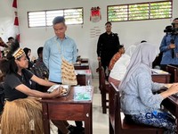 Wapres Gibran meninjau pembagian MBG di Kabupaten Mimika, Papua Tengah, Selasa (21/4/2026). (CNBC Indonesia/Halimatus Sa’diyah)