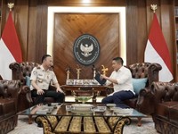 Direktur Jenderal Imigrasi Hendarsam Marantoko bertemu Sekretaris Kabinet Teddy Indra Wijaya di kantor Sekretariat Kabinet, Selasa (21/4/2026). (Tangkapan layar instagram)