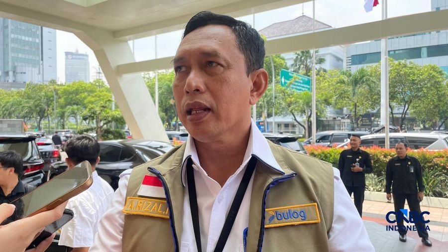 Direktur Utama Perum Bulog, Ahmad Rizal Ramdhani saat ditemui di kantor Kemenko Pangan, Jakarta, Rabu (22/4/2026). (CNBC Indonesia/Martyasari Rizky)