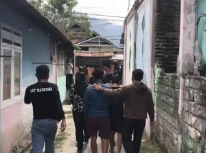Warga Lempari Polisi Saat Tangkap 4 Terduga Pelaku Narkoba di Lere Palu