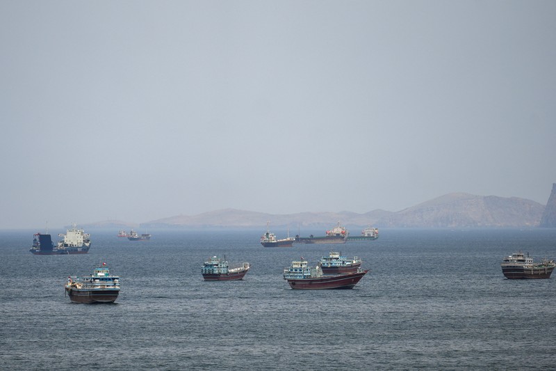 Kapal dan perahu di Selat Hormuz, Musandam, Oman, 22 April 2026. (REUTERS/Stringer)