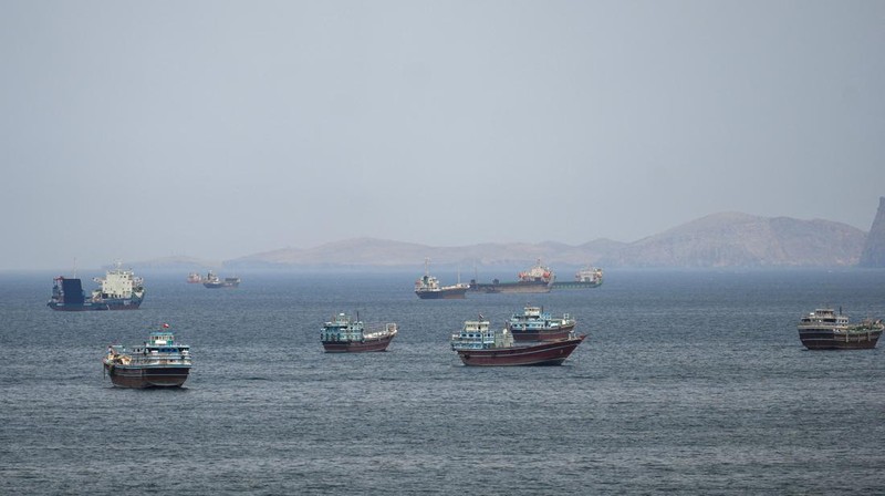 Kapal dan perahu di Selat Hormuz, Musandam, Oman, 22 April 2026.