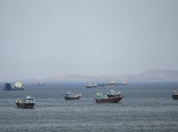 Kapal dan perahu di Selat Hormuz, Musandam, Oman, 22 April 2026. (REUTERS/Stringer)