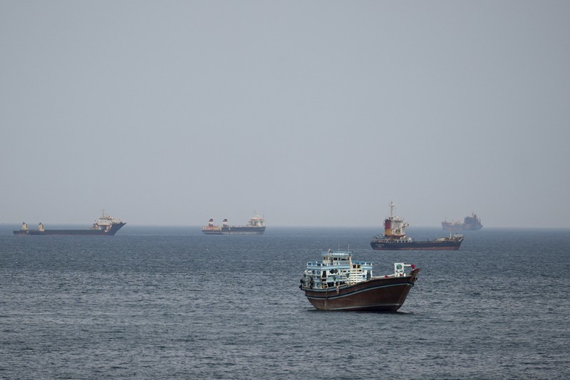 Kapal dan perahu di Selat Hormuz, Musandam, Oman, 22 April 2026. (REUTERS/Stringer)