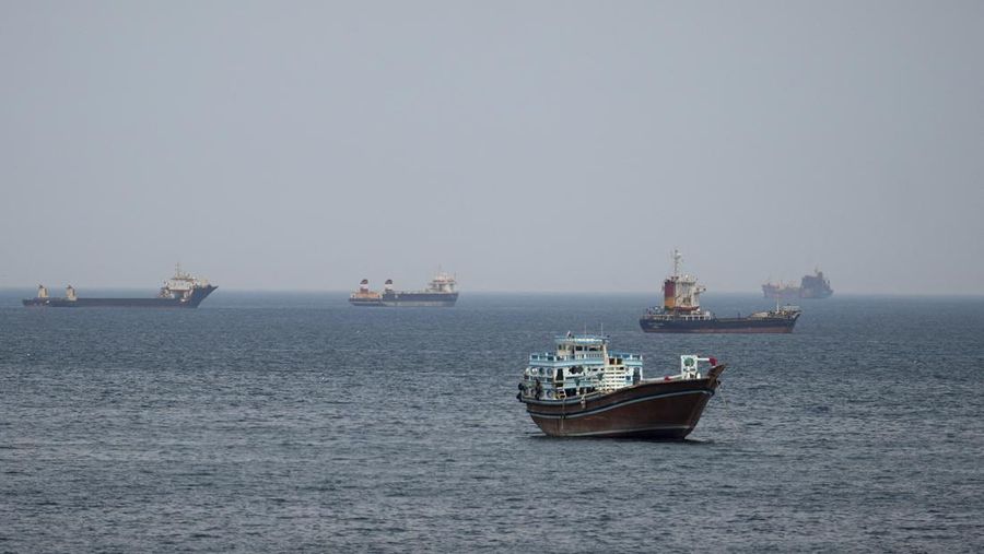 Kapal dan perahu di Selat Hormuz, Musandam, Oman, 22 April 2026.