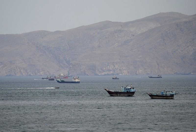 Kapal dan perahu di Selat Hormuz, Musandam, Oman, 22 April 2026. (REUTERS/Stringer)