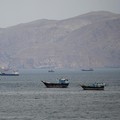 Kapal dan perahu di Selat Hormuz, Musandam, Oman, 22 April 2026. (REUTERS/Stringer)